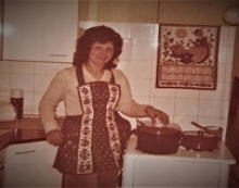 Razia in ihrer ersten Wohnung)